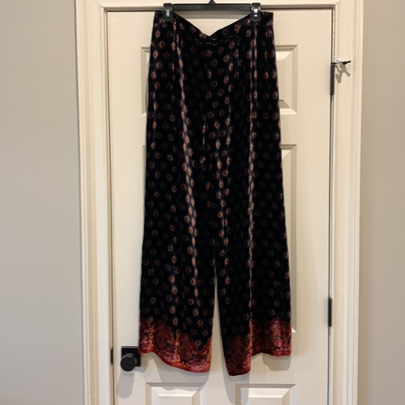 Trina Turk navy patterned velvet pants. Size 8 - Picture 4 of 4